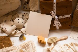 papier d'imprimante blanc à côté d'une peluche ours brun
