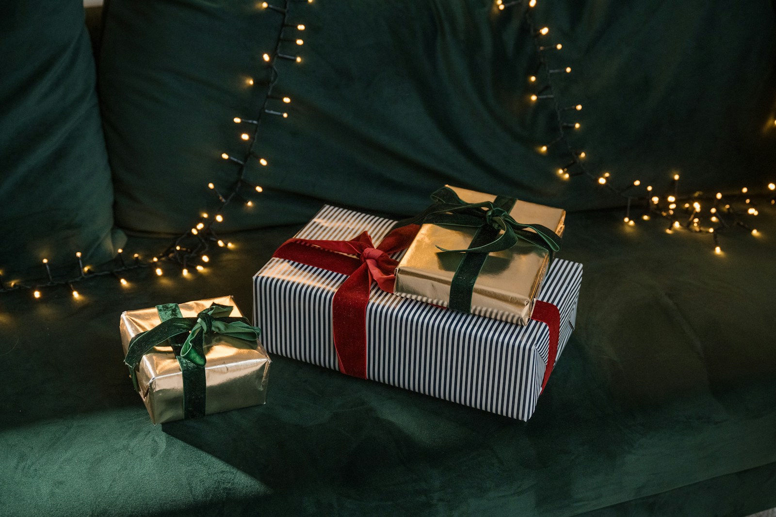 quelques cadeaux emballés posés sur un canapé